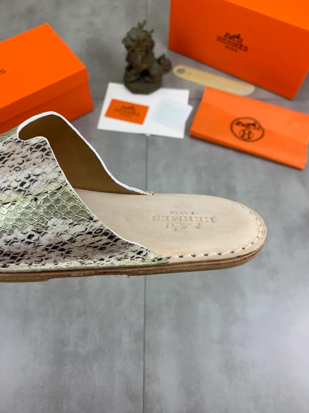Men's men's shoes 💰P360 new model (genuine leather outsole series) new colors are coming simultaneously on the official website [HERMES] Hermès series: original development, original anatomy display, exclusive outsole [Material] Sole: original genuine leather sole with cow essence film 🌸. Fabric Original calfskin Lining: Imported cowhide, delicate and soft Code number: 38-44